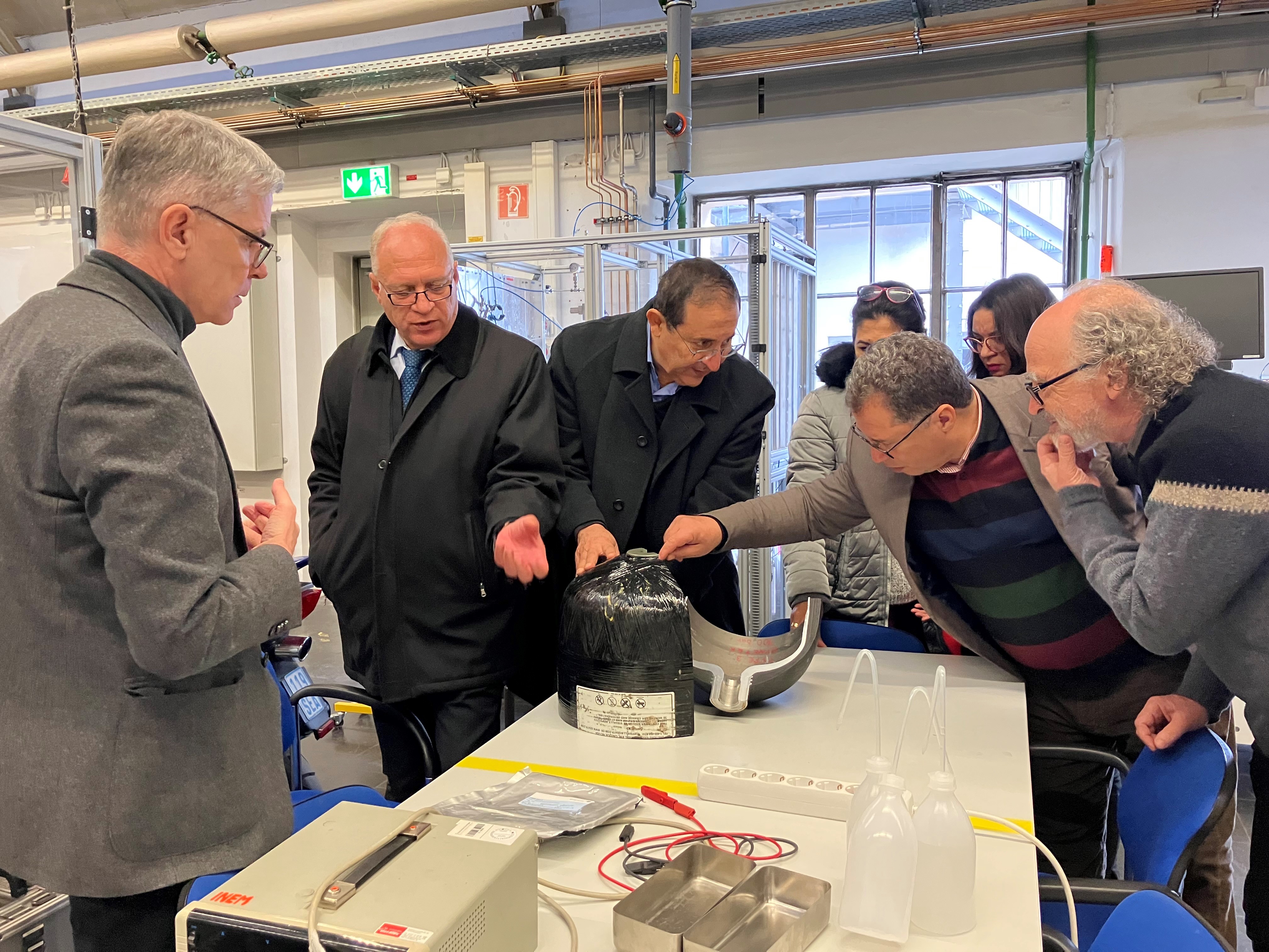 Diskussion mit Prof. Opferkuch von der Hochschule Esslingen im Labor ©GIZ