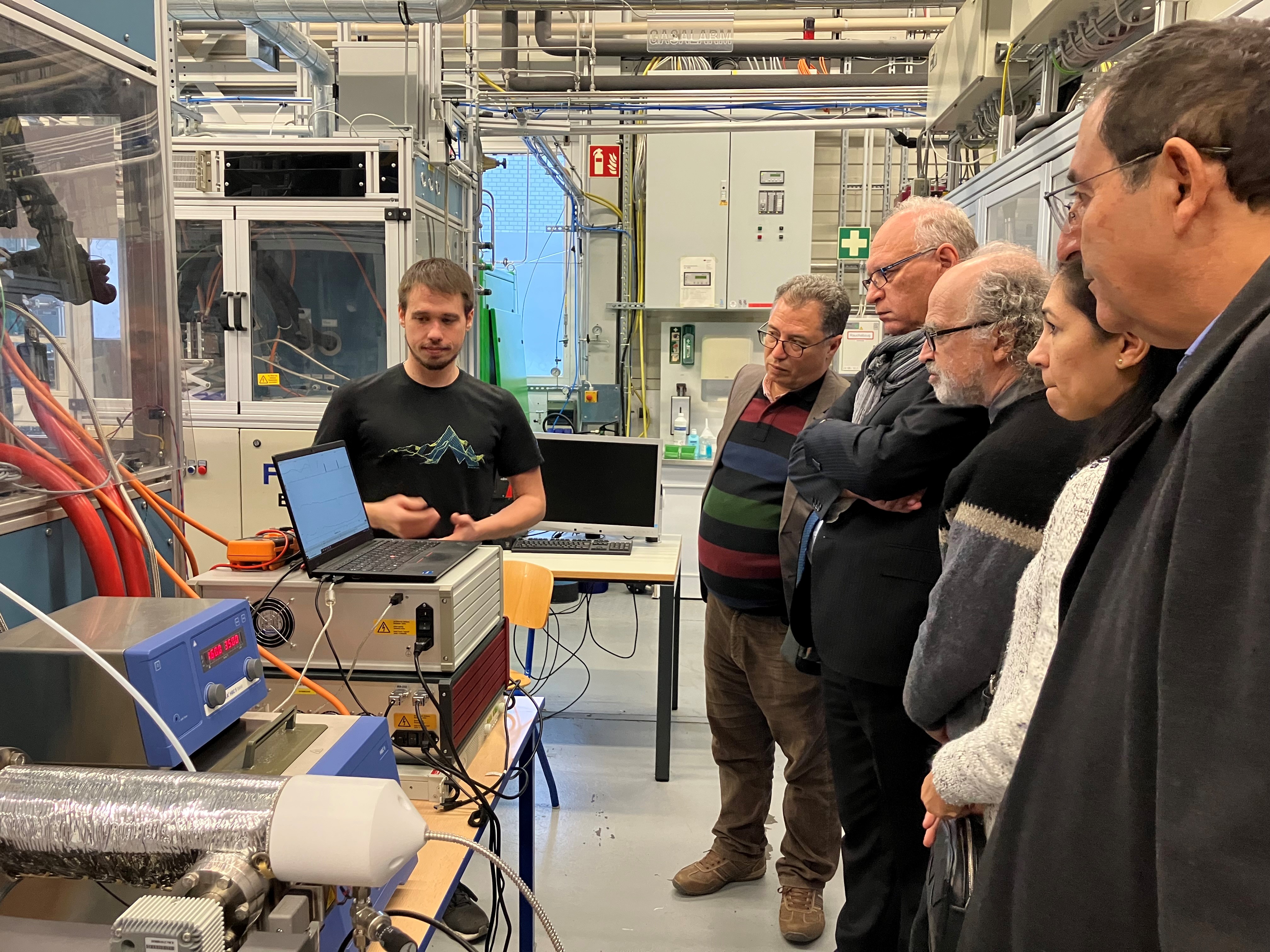 Diskussion mit PhD Studenten im Labor der Hochschule Eppelheim ©GIZ