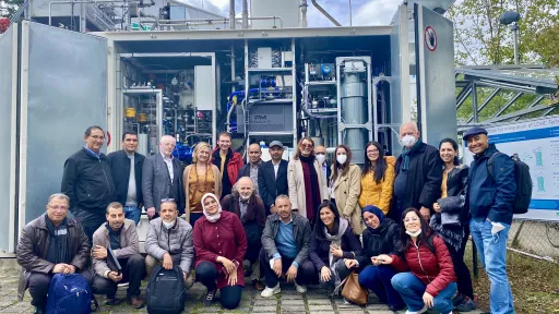 Gruppenfoto vor einer Wasseranlage