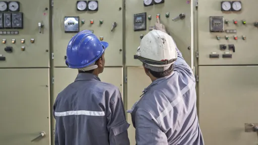 Zwei Arbeiter bei der Begutachtung