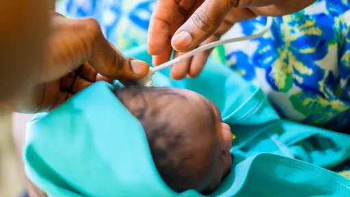 Einem Baby wird eine Hörhilfe angebracht