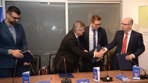 Händeschütteln von zwei Männern im Anzug