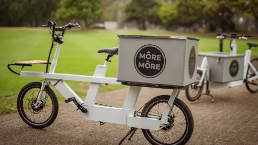 E-Lastenfahrrad  mit Transportbox hinten