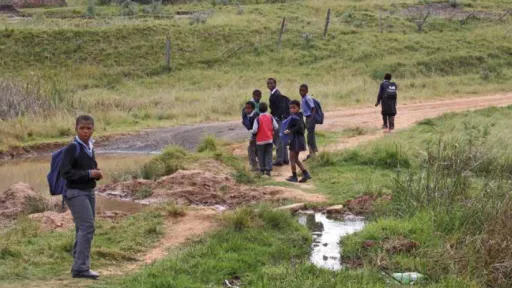 Kinder in Upper Blinkwater auf dem Schulweg