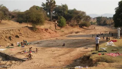 Wasserbecken Tansania in der Trockenzeit