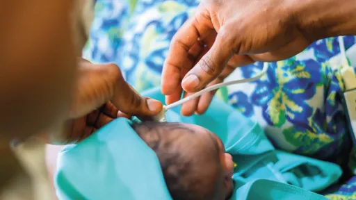 Neugeborenes beim Hörscreening