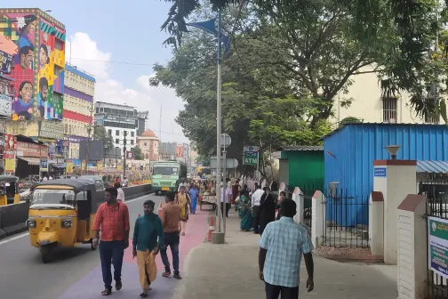 Straßenverkehr und Fußgänger in Indien