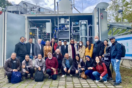 Gruppenfoto vor einer Wasseranlage