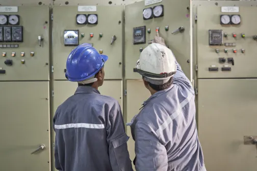 Zwei Arbeiter bei der Begutachtung