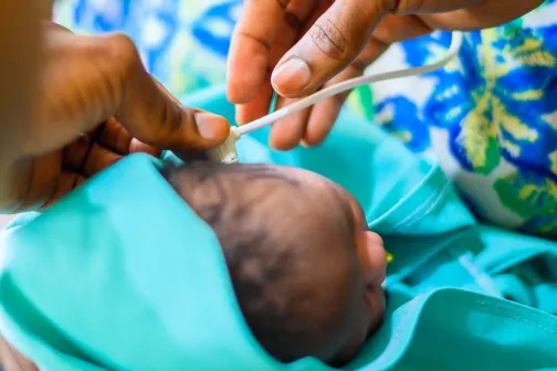 Einem Baby wird eine Hörhilfe angebracht