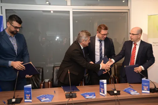 Händeschütteln von zwei Männern im Anzug