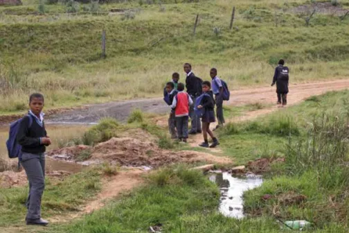 Kinder in Upper Blinkwater auf dem Schulweg