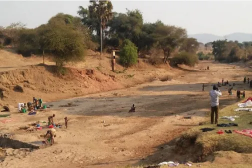 Wasserbecken Tansania in der Trockenzeit